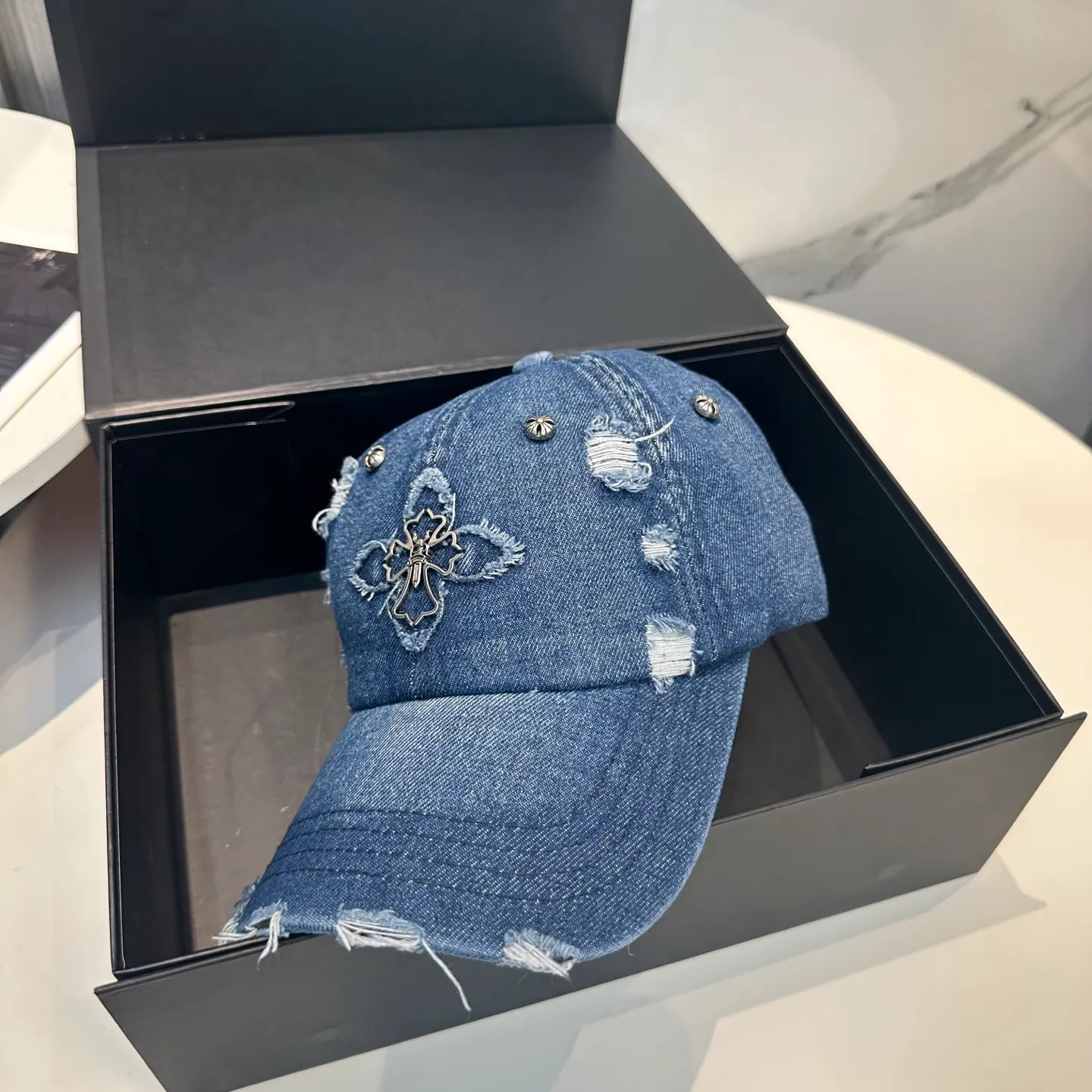P70 Crow Heart 🆕🆕25 new washed denim baseball cap, personalized fashion classic cross logo, casual with a cool feeling, unisex style, same style for men and women! Very easy to match! Head circumference: 56-58cm is available